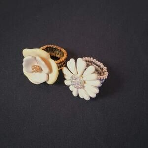Set of 2 VTG Adjustable Elastic Flower Rings, Cream, Gold & Silver